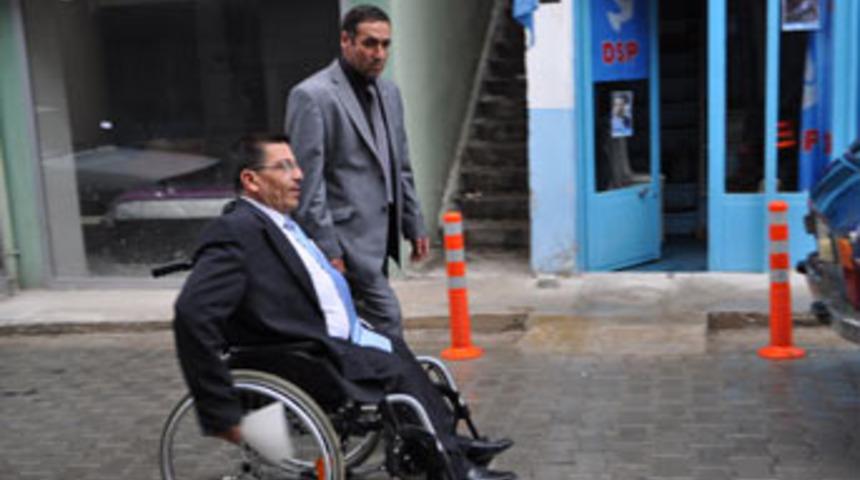 Tekerlekli sandalyede propaganda yapıyor