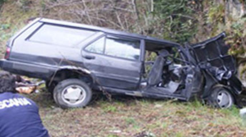 Otomobil kayalıklara çarptı; 1 ölü, 2 yaralı