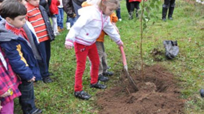 Minik öğrenciler, fidanı toprakla buluşturdu