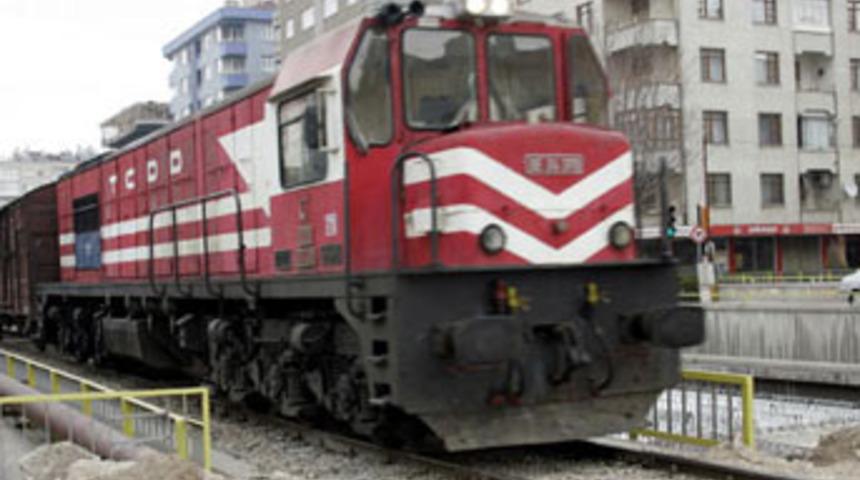 Trenin altında kaldı