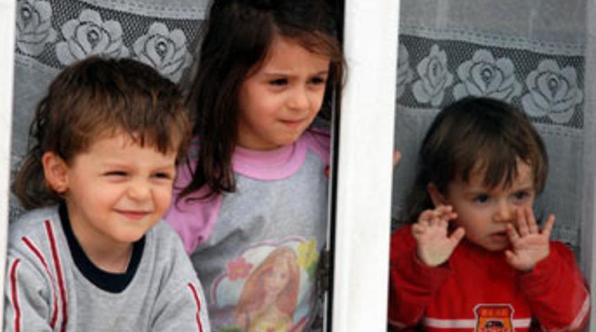 &Ouml;nce evini, sonra kendini yaktı