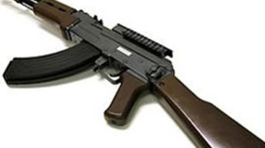 Araçtan atılan paketten uzun namlulu çıktı