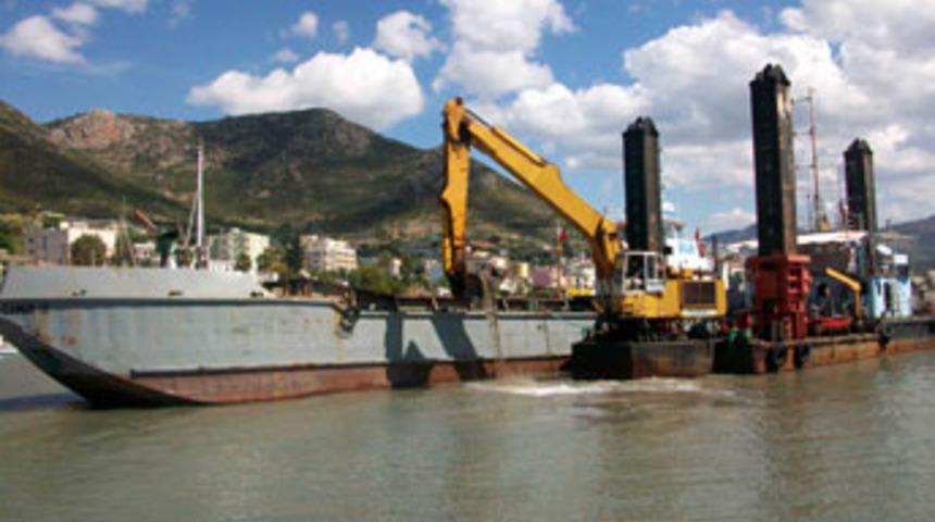 Balık&ccedil;ı barınağı dip temizliği yapılıyor