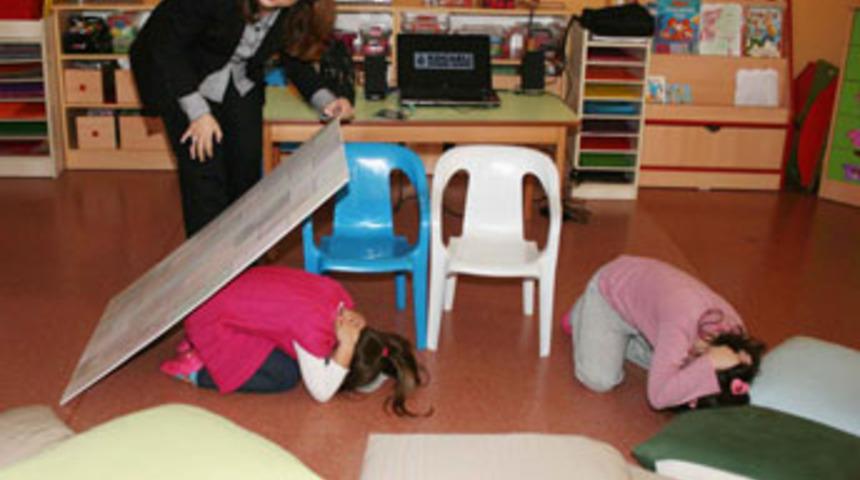 &Ouml;ğrencilerle deprem tatbikatı