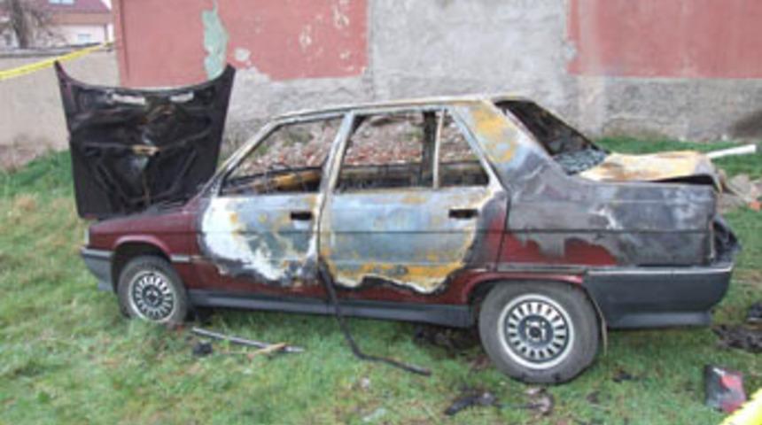 Park halindeki otomobil yandı