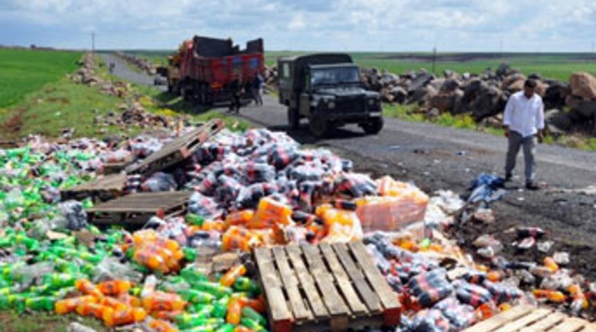 Meşrubat y&uuml;kl&uuml; kamyon devrildi; 2 yaralı