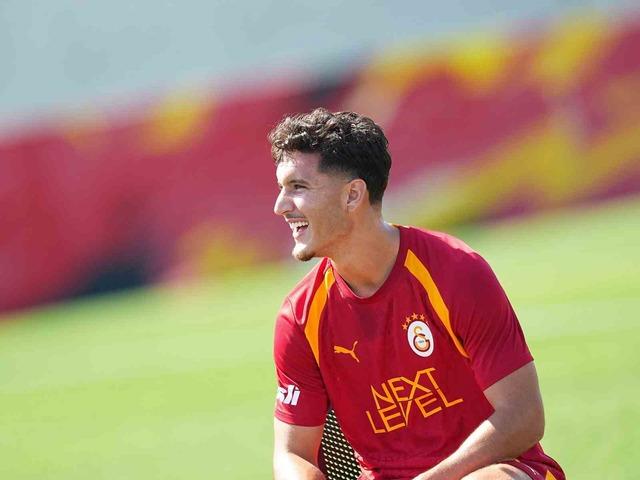 Galatasaray&rsquo;ın yeni transferi Deniz G&uuml;l, ilk antrenmanına &ccedil;ıktı