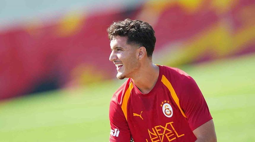 Galatasaray&rsquo;ın yeni transferi Deniz G&uuml;l, ilk antrenmanına &ccedil;ıktı