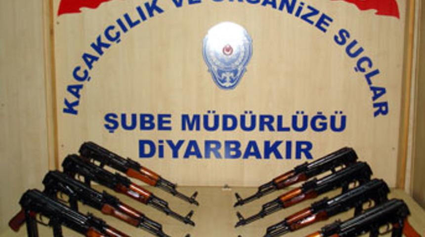 Diyarbakır'da 8 kalaşnikof ele ge&ccedil;irildi