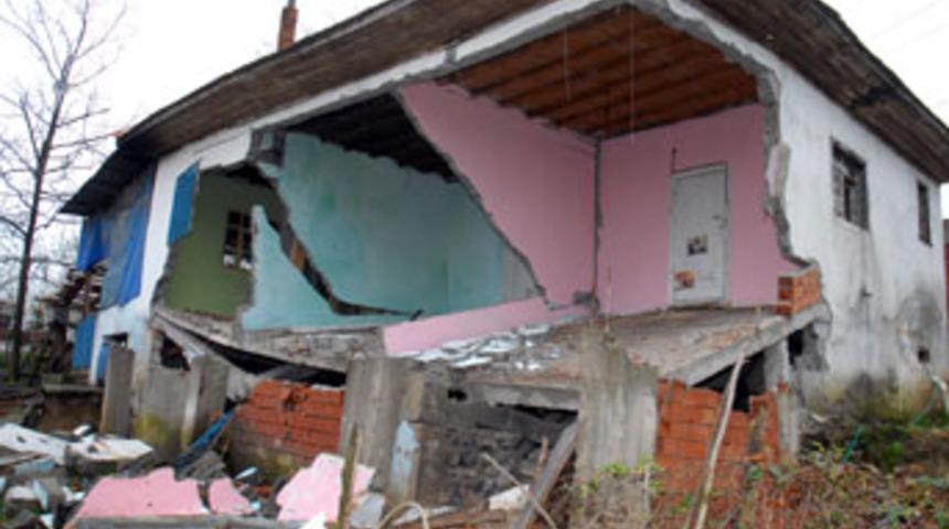 Toprak &ccedil;&ouml;k&uuml;nt&uuml;s&uuml; evinden etti