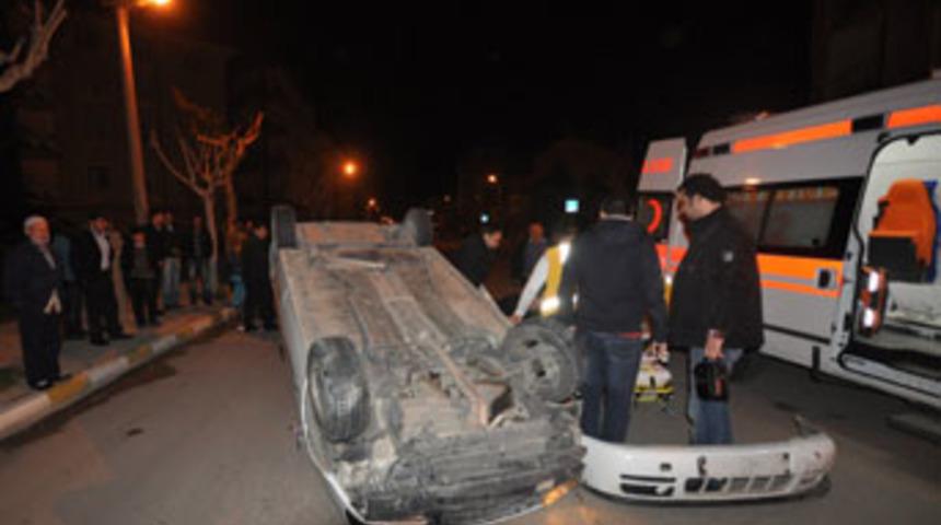 Ototmobil devrildi, 2 kişi yaralandı