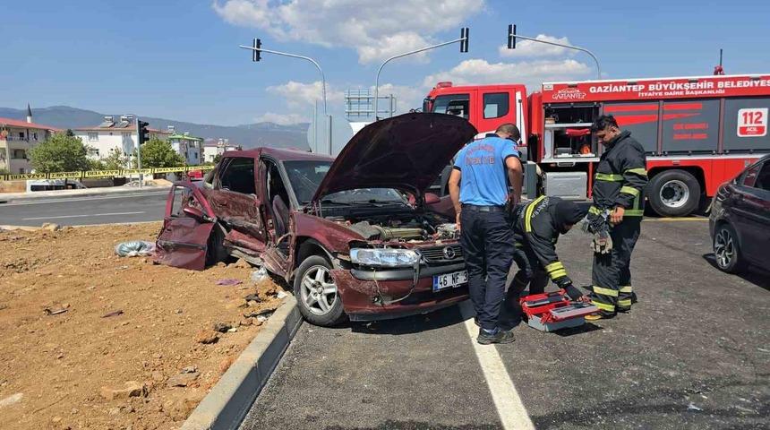 Gaziantep&rsquo;te iki otomobil &ccedil;arpıştı: 5 yaralı