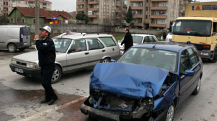 Adapazarı'nda kaza: 3 yaralı