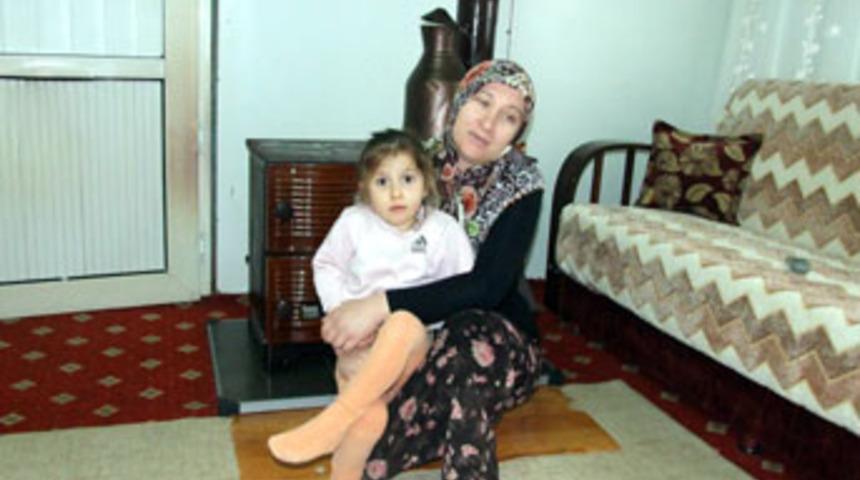 Komşusunun yardımıyla hayata tutunuyor