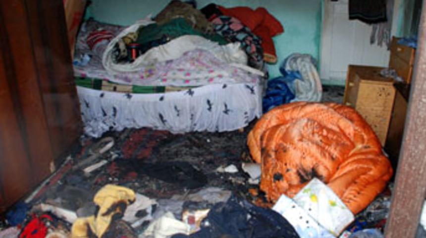 &Ouml;nce evini sonra kendisini yaktı