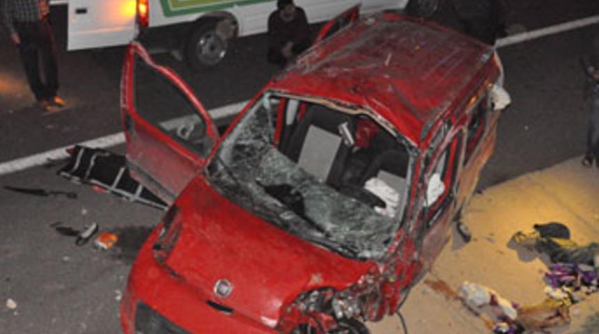 Otomobil kayalara &ccedil;arptı; 2 &ouml;l&uuml;, 7 yaralı