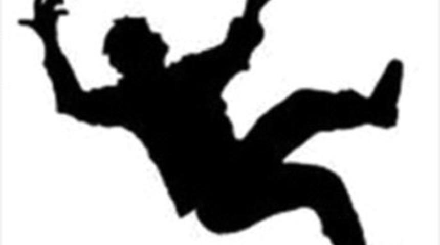 Çatıdan düştü, yaralandı