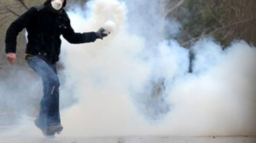 Okul bah&ccedil;esine gaz bombasına velilerden tepki