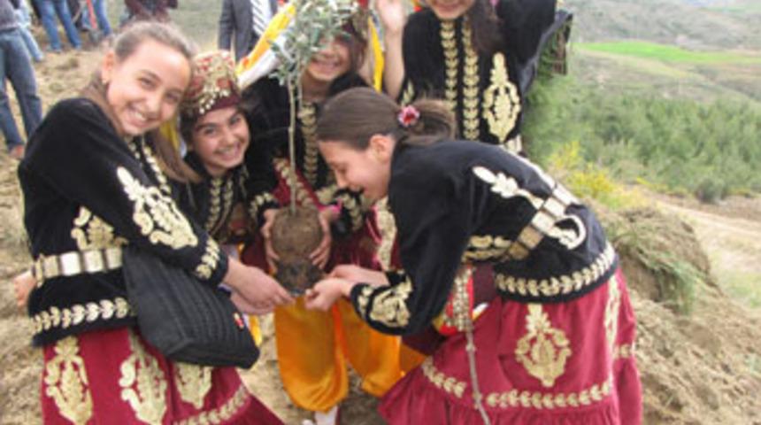 Zeytin ve &ccedil;am fidanları toprakla buluştu