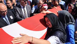 Kahreden g&ouml;r&uuml;nt&uuml;ler! Feribot faciasında hayatını kaybedenler g&ouml;zyaşlarıyla defnedildi: Tek can yeleğini kızına giydirmiş...