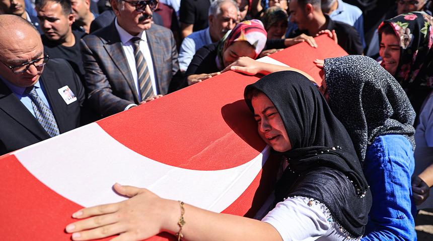 Kahreden g&ouml;r&uuml;nt&uuml;ler! Feribot faciasında hayatını kaybedenler g&ouml;zyaşlarıyla defnedildi: Tek can yeleğini kızına giydirmiş...