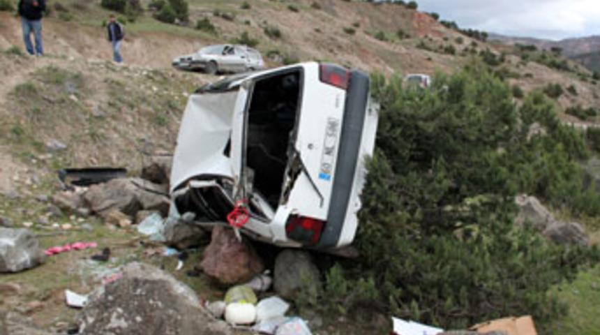 Otomobil şarampole yuvarlandı