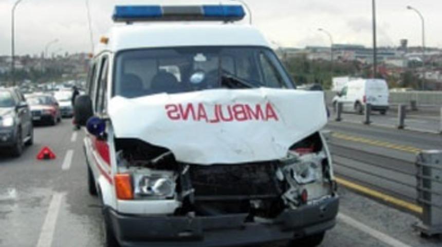 Ambulans kaza yaptı; 2 yaralı