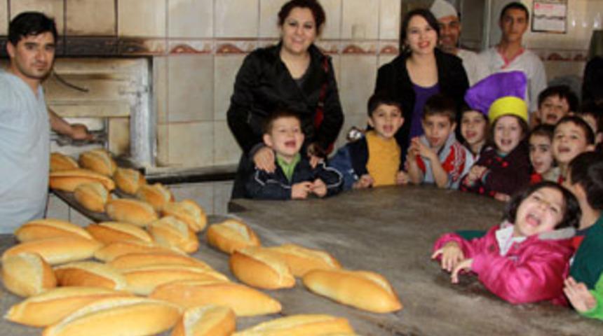 &Ouml;ğrenciler hamur yoğurup ekmek yaptı