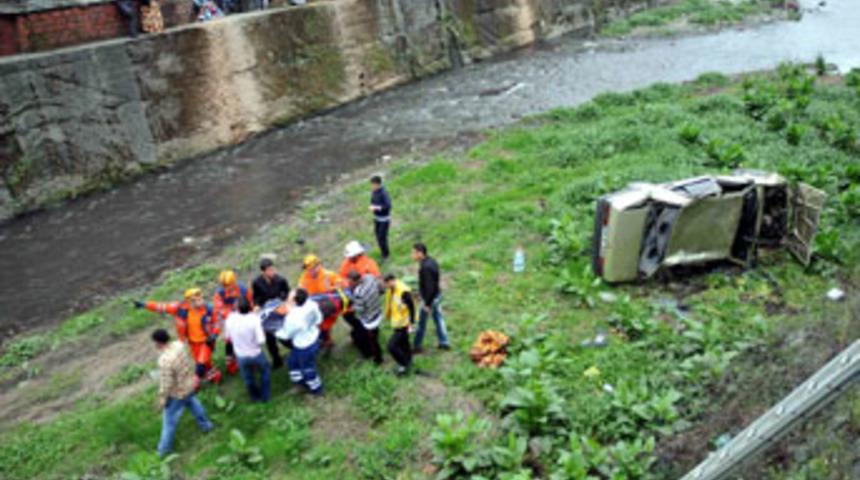 Otomobil dereye devrildi