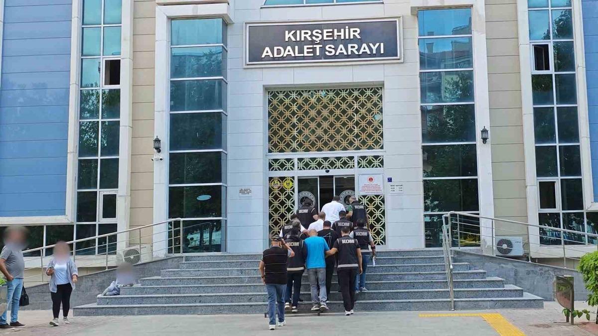 Kırşehir’de iş yerine çağırdıkları kişileri dövüp gasp ettikleri iddiasıyla 4 şüpheli tutuklandı - Güncel Haberler