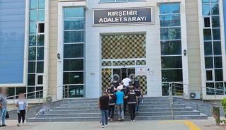Kırşehir&rsquo;de iş yerine &ccedil;ağırdıkları kişileri d&ouml;v&uuml;p gasp ettikleri iddiasıyla 4 ş&uuml;pheli tutuklandı