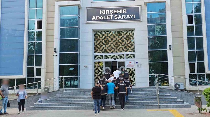Kırşehir&rsquo;de iş yerine &ccedil;ağırdıkları kişileri d&ouml;v&uuml;p gasp ettikleri iddiasıyla 4 ş&uuml;pheli tutuklandı