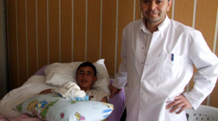 Parmakları bitişik kardeşlerden biri ameliyat