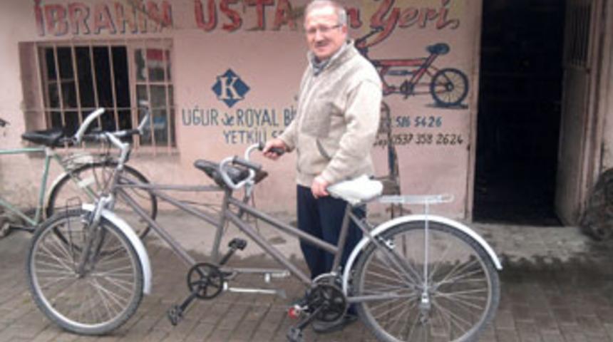 Eşine öğretmek için özel bisiklet imal etti