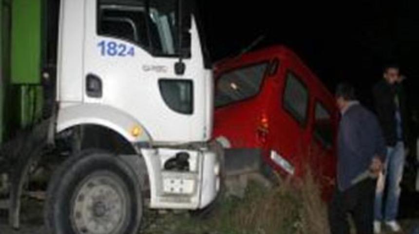 Kamyon minib&uuml;se &ccedil;arptı; 8 yaralı