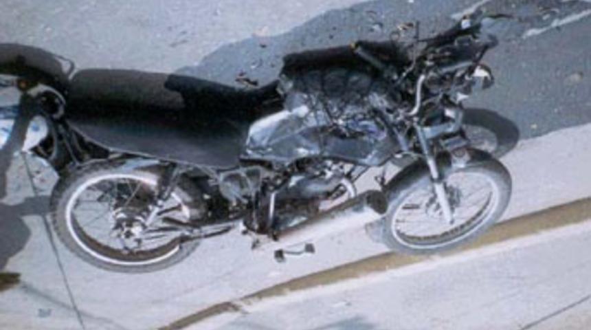 Ototmobile &ccedil;arpan motosikletli &ouml;ld&uuml;