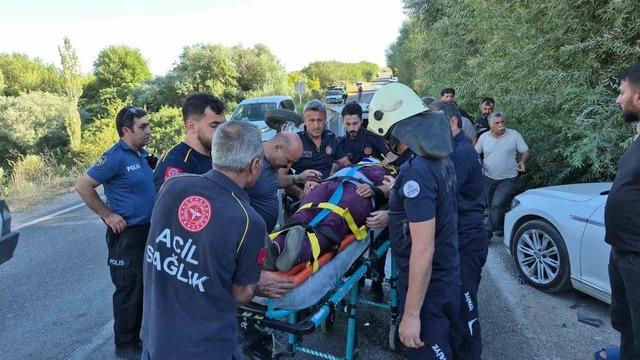 İki otomobil çarpıştı: 2 yaralı 2
