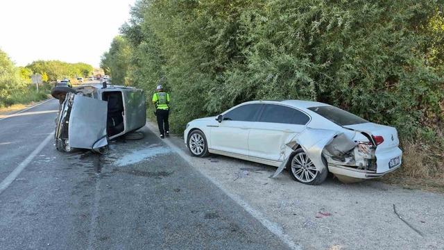 İki otomobil çarpıştı: 2 yaralı 1