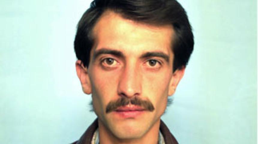 Seyyar satıcı, kamyonetin altında kaldı