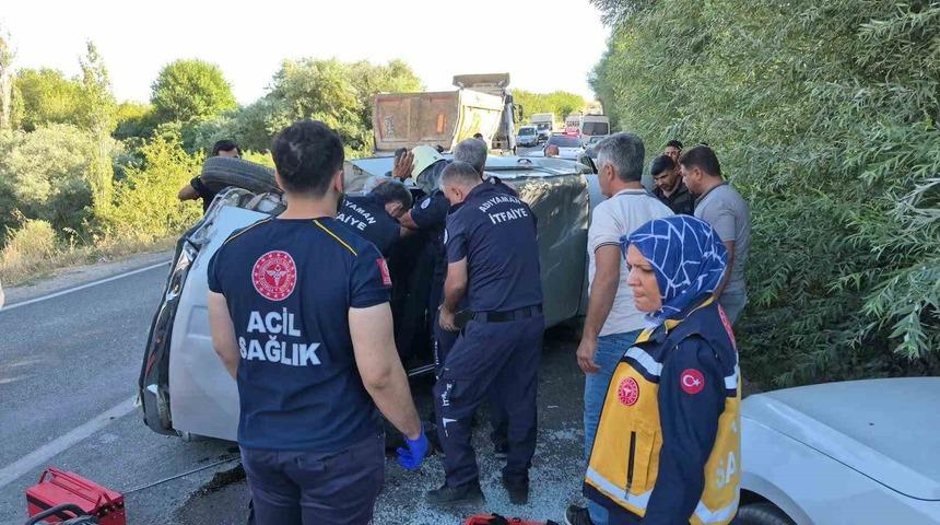 İki otomobil &ccedil;arpıştı: 2 yaralı