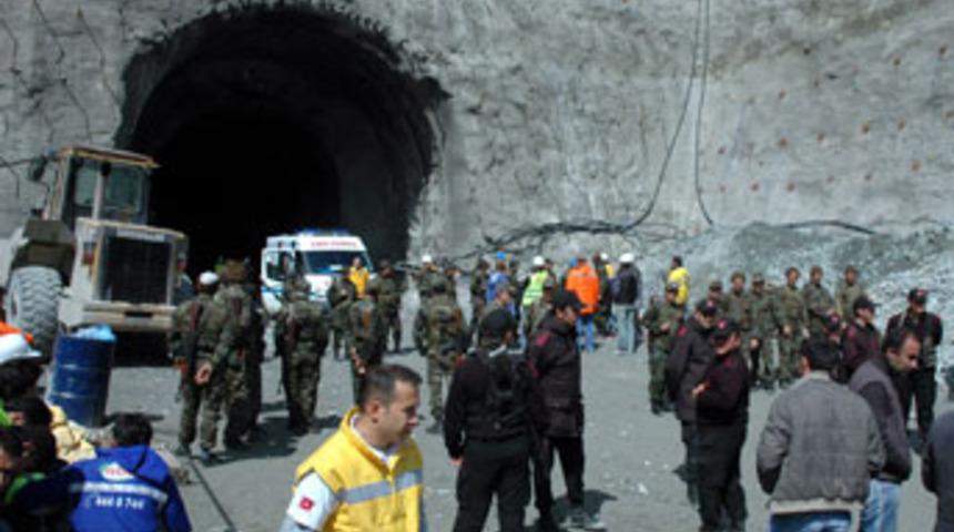 Baraj inşaatında toprak kayması: 1 &ouml;l&uuml;