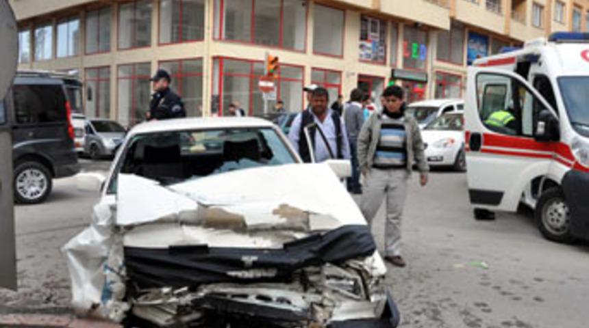 Otomobiller &ccedil;arpıştı: 3 yaralı