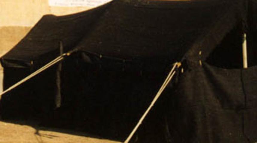 Babası eve almayınca &ccedil;adır kurdu