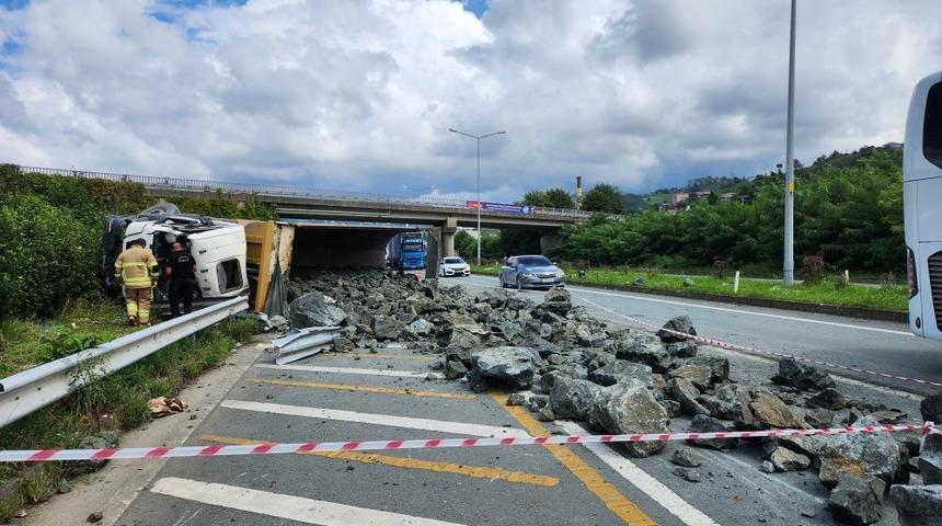 Rize&rsquo;de kaza yapan kamyona arkadan gelen taş y&uuml;kl&uuml; kamyon &ccedil;arptı: 3 yaralı