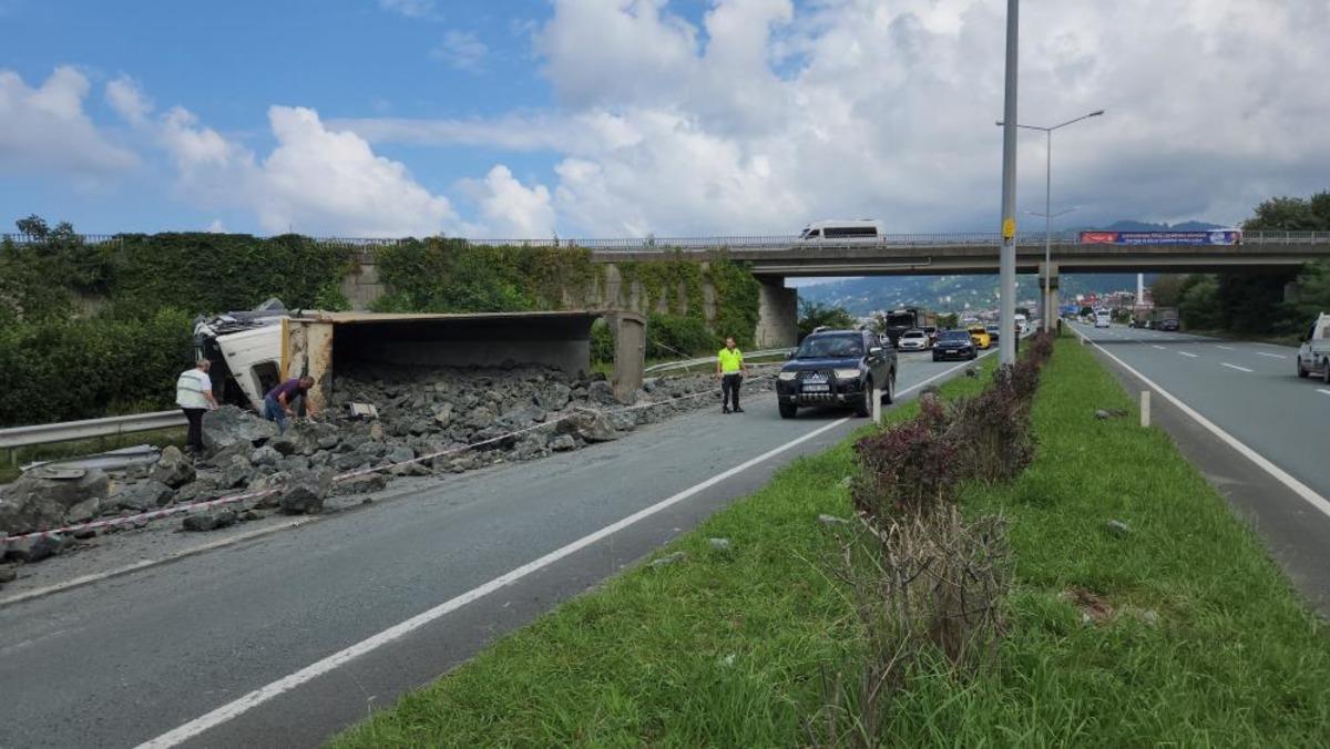 Rize’de kaza yapan kamyona arkadan gelen taş yüklü kamyon çarptı: 3 yaralı 1