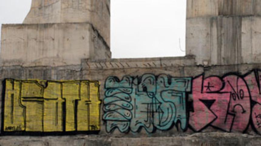 Tartışmalı heykeli boyadılar