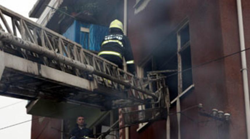 3 katlı evdeki yangın korkuttu