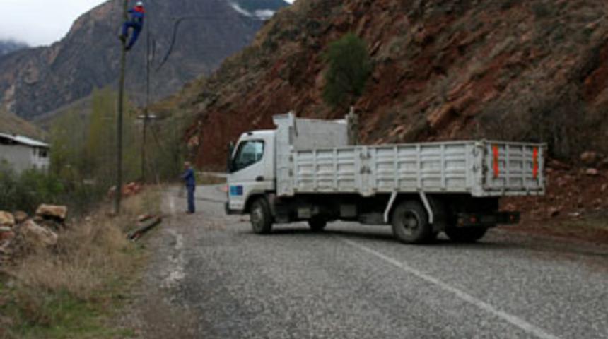 Par&ccedil;alanan telefon direği yenilendi