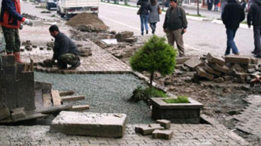 Arhavi'de kaldırımlar yenileniyor
