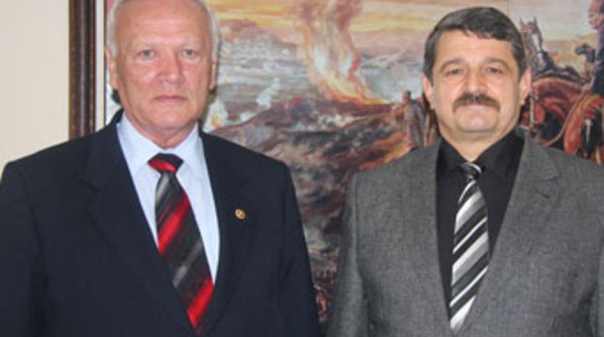 Eski Bakan, Akın'ı ziyaret etti